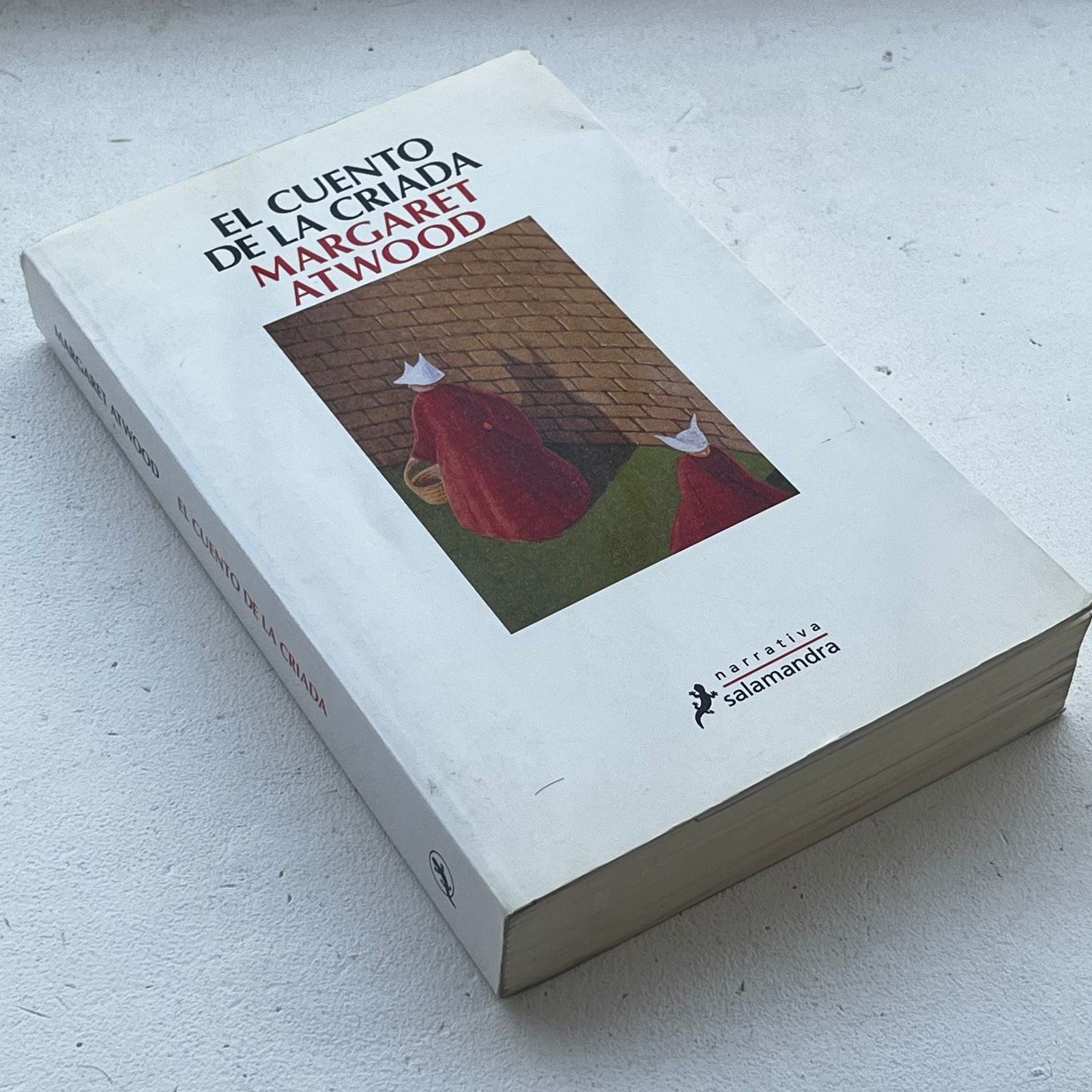 El cuento de la criada - Margaret Atwood - Salamandra - Libro Usado
